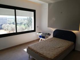 Casa moderna de lujo ubicada en una residencia segura