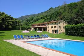 En Venta en Subasta - 2 Villas en una gran propiedad con piscinas