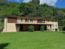 En Venta en Subasta - 2 Villas en una gran propiedad con piscinas