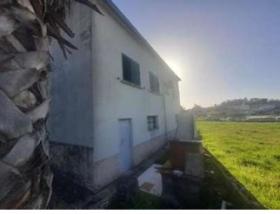 Gran casa de campo con terreno y jardín privados.