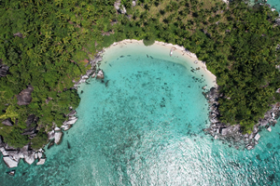 Frente a la playa doble, plantación de cocos existente, promontorio increíble con cascada estacional
