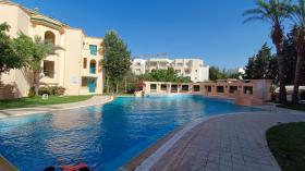 Apartamento en residencia segura con piscina.