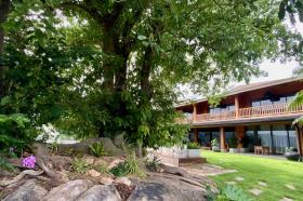 Villa en un entorno extraordinario con vistas al mar.