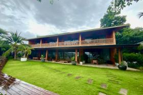 Villa en un entorno extraordinario con vistas al mar.
