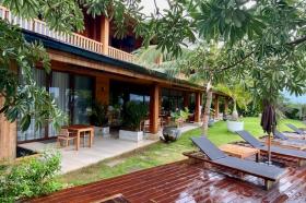 Villa en un entorno extraordinario con vistas al mar.