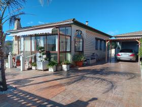 Chalet con gran piscina en Miami Plata