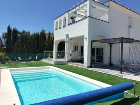 Luminosa villa independiente completamente reformada en Costa Esuri