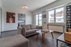 Apartamento amueblado de dos habitaciones con amplia terraza.