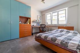 Apartamento amueblado de dos habitaciones con amplia terraza.