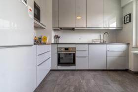 Apartamento amueblado de dos habitaciones con amplia terraza.