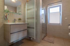 Apartamento amueblado de dos habitaciones con amplia terraza.