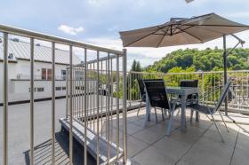 Apartamento amueblado de dos habitaciones con amplia terraza.