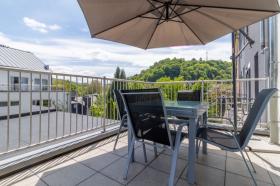 Apartamento amueblado de dos habitaciones con amplia terraza.