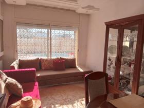 Magnífica villa de 380 m2 en dos niveles, a tiro de piedra del mar.