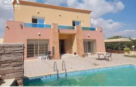 Magnífica villa de 380 m2 en dos niveles, a tiro de piedra del mar.