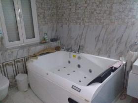 Magnífica villa de 380 m2 en dos niveles, a tiro de piedra del mar.