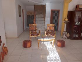 Magnífica villa de 380 m2 en dos niveles, a tiro de piedra del mar.