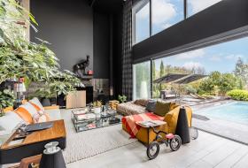 Excepcional casa de diseño con comodidades de alta gama y vistas panorámicas.