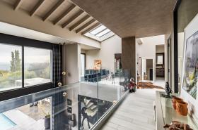 Excepcional casa de diseño con comodidades de alta gama y vistas panorámicas.