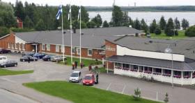 Hotel y restaurante bien mantenido junto al lago.