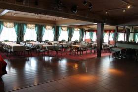 Hotel y restaurante bien mantenido junto al lago.