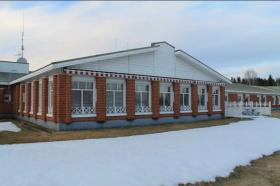 Hotel y restaurante bien mantenido junto al lago.