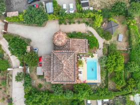 Casa de campo provenzal con piscina climatizada y torre de piedra seca