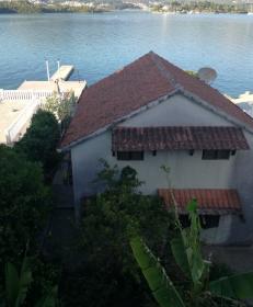 Casas nuevas y antiguas a orillas del mar en Montenegro