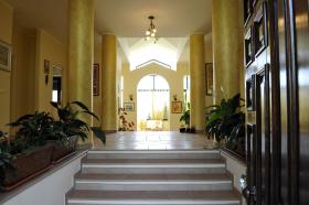Villa de tres plantas situada en un olivar.