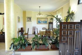 Villa de tres plantas situada en un olivar.
