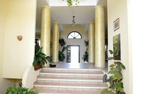 Villa de tres plantas situada en un olivar.