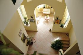 Villa de tres plantas situada en un olivar.