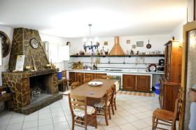 Villa de tres plantas situada en un olivar.
