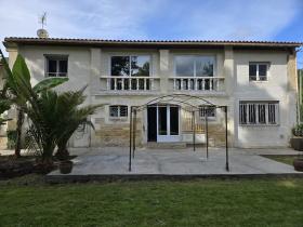Casa de piedra en una parcela arbolada con un pequeño estanque para pescar.
