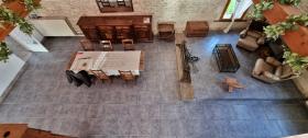 Casa de piedra en una parcela arbolada con un pequeño estanque para pescar.