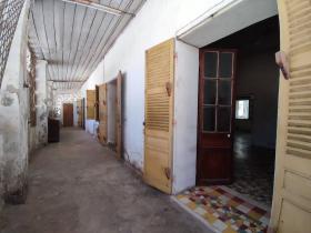 Gran villa colonial con gran potencial, ideal para inversión inmobiliaria.