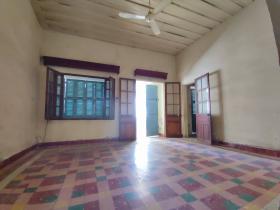 Gran villa colonial con gran potencial, ideal para inversión inmobiliaria.