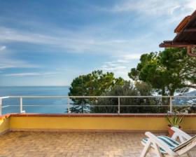 Se vende villa con vistas panorámicas exclusivas al mar.