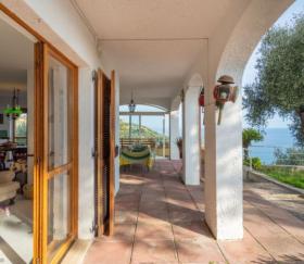 Se vende villa con vistas panorámicas exclusivas al mar.