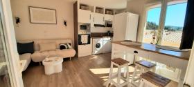 Precioso apartamento en planta baja con vistas parciales al mar.