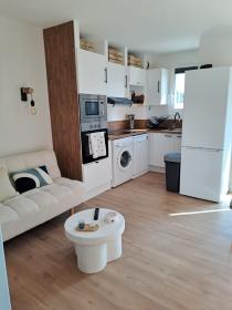 Precioso apartamento en planta baja con vistas parciales al mar.