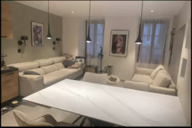 Apartamento de tres habitaciones ubicado en el distrito del centro este de la ciudad.