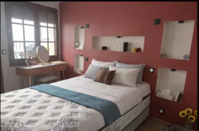 Apartamento de tres habitaciones ubicado en el distrito del centro este de la ciudad.