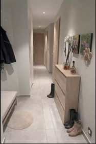 Apartamento de tres habitaciones ubicado en el distrito del centro este de la ciudad.