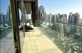 Residencia de ultralujo de 4 dormitorios en la prestigiosa Marina Gate 1.