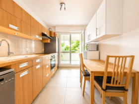 Apartamento en un parque arbolado con acceso seguro.