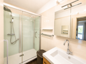 Apartamento en un parque arbolado con acceso seguro.