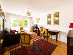 Apartamento en un parque arbolado con acceso seguro.