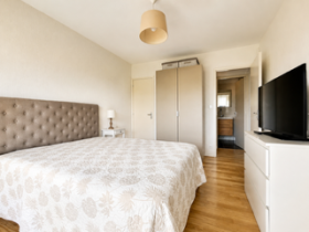 Apartamento en un parque arbolado con acceso seguro.