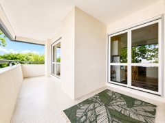 Apartamento en un parque arbolado con acceso seguro.